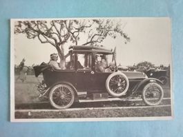 Oldtimer mit Personen in Militäruniformen Armee Automobile