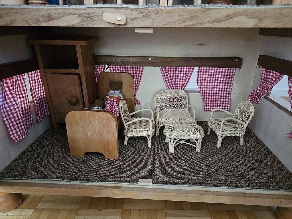 Case e mobili per bambole: Wunderschönes, handgefertigtes Puppenhaus – Usato da Seuzach venduto da Lazaro07 2
