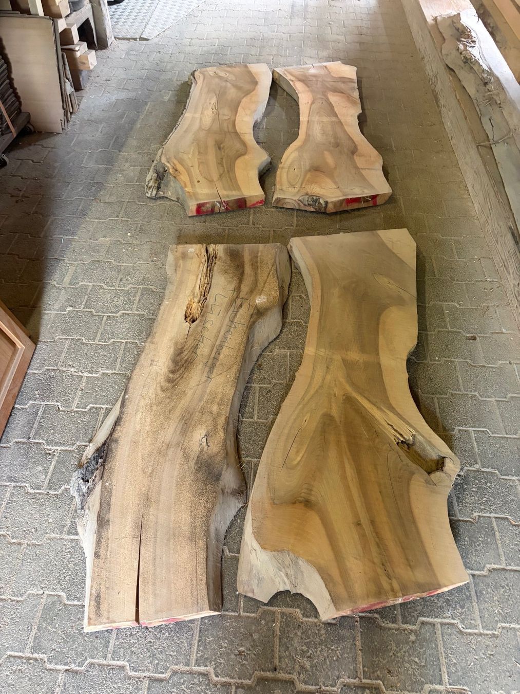 Articoli in legno: Nussbaum Massivholz – Usato da Rothrist venduto da SchHunWerGmbH 1