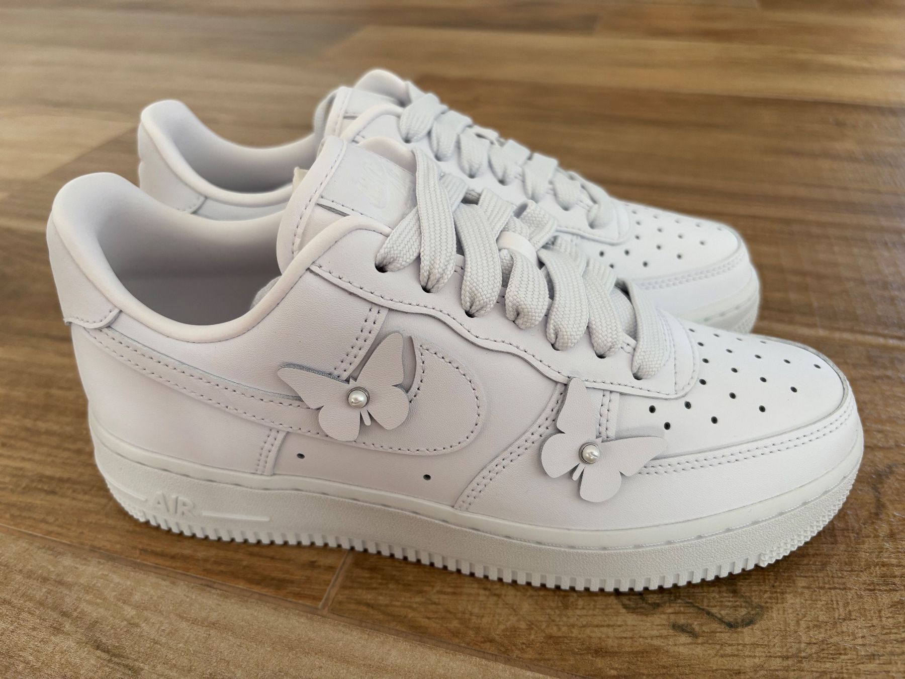 Nike Scarpe da donna: Nike Air Force mit Schmetterlingen – Nuovo (secondo la descrizione) da Enggistein venduto da THE-IGOR