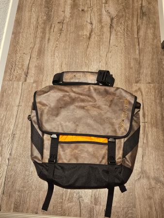 Neu: Dakine Laptop-Tasche - braun/orange - 55 x 46 cm