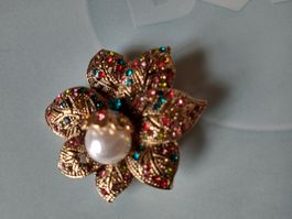 Brosche Blumenform mit Perle und Steinen neuwertig