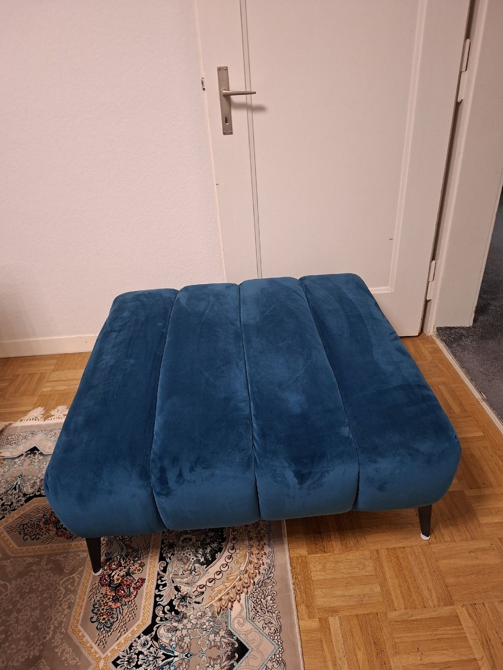 Conforama Divani: Schönes Sofa mit Hocker – Usato da Bern venduto da gho_7b72 2