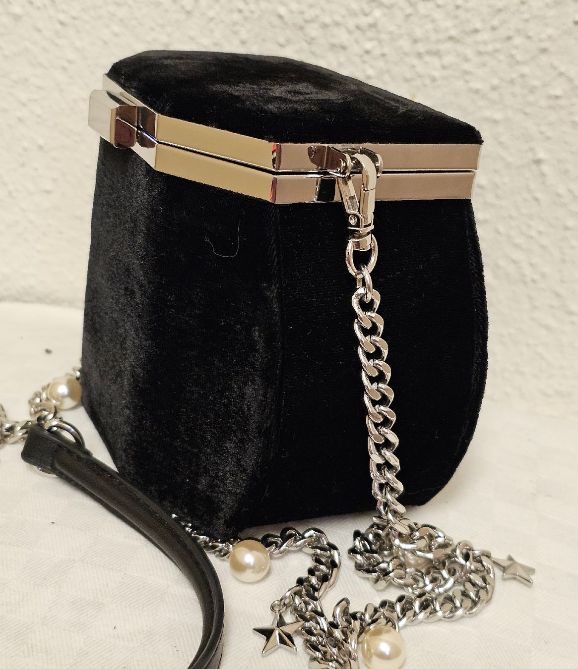 Zara Borse da donna: ZARA BASIC Samt Abendtasche / Clutch mit Kette & Perlendetai – Usato da Urdorf venduto da ole_mrp9 2