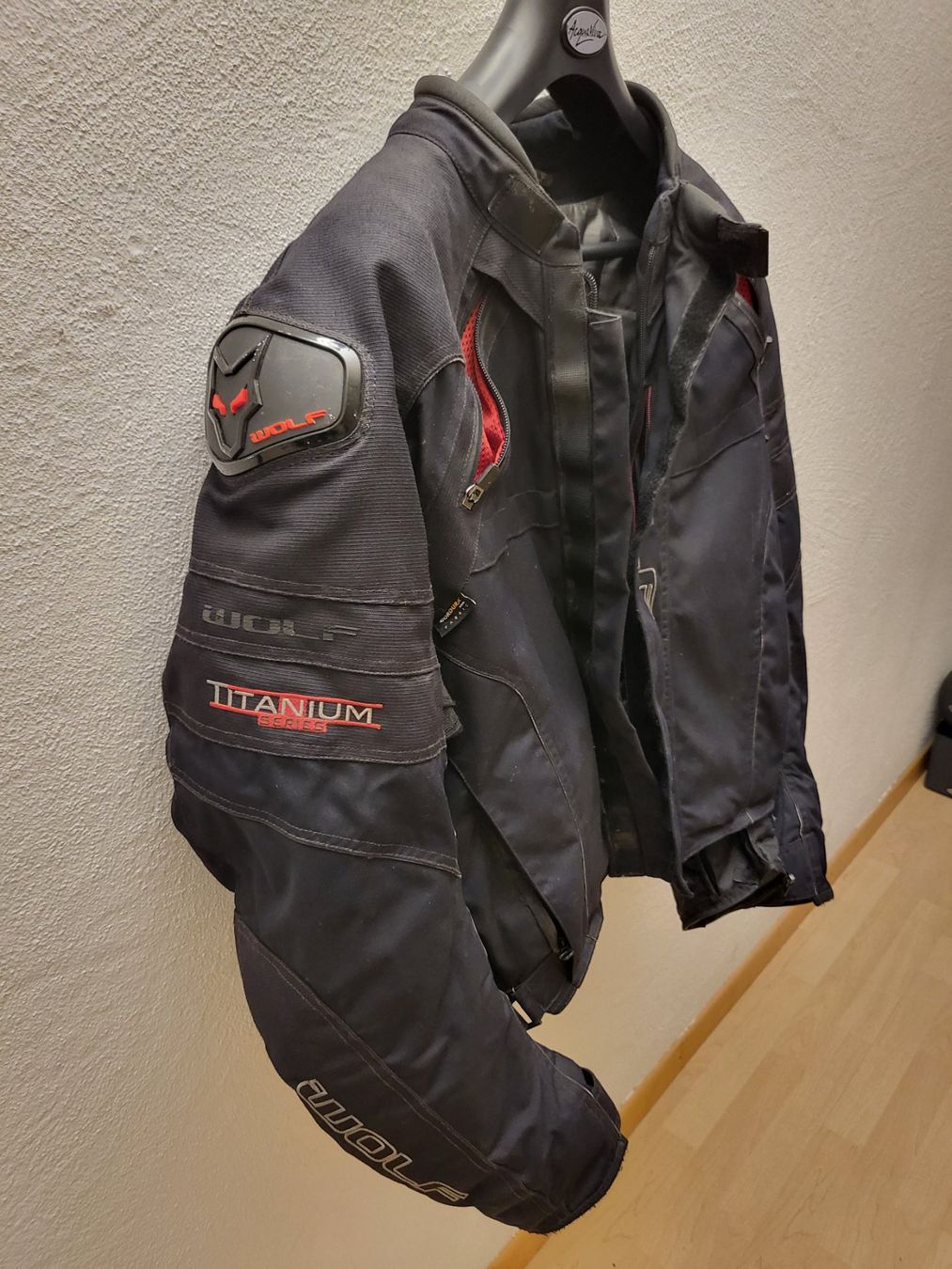 Vestes: Motorradjacke WOLF TITANIUM Grösse XL – D'occasion à Pfäffikon ZH par telve 1