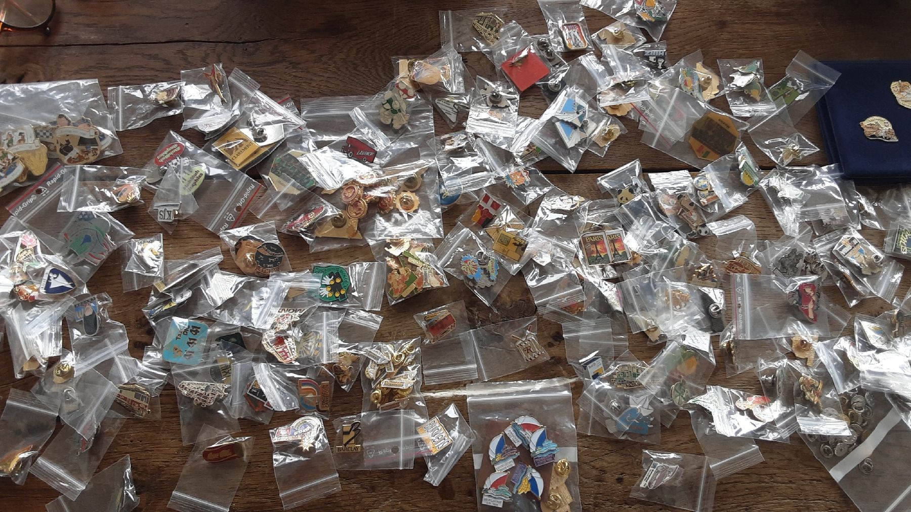 Swiss Placchette & Badge: pin’s divers – Nuovo e nell'imballaggio originale da Neuchâtel venduto da wyl_zxp8
