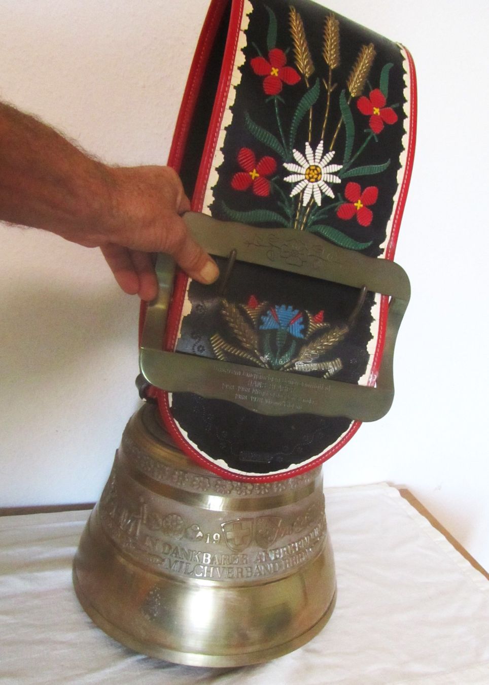 Campanacci mucche: Grosse Kuhglocke mit Glockengurt – Usato da Seengen venduto da mikelele