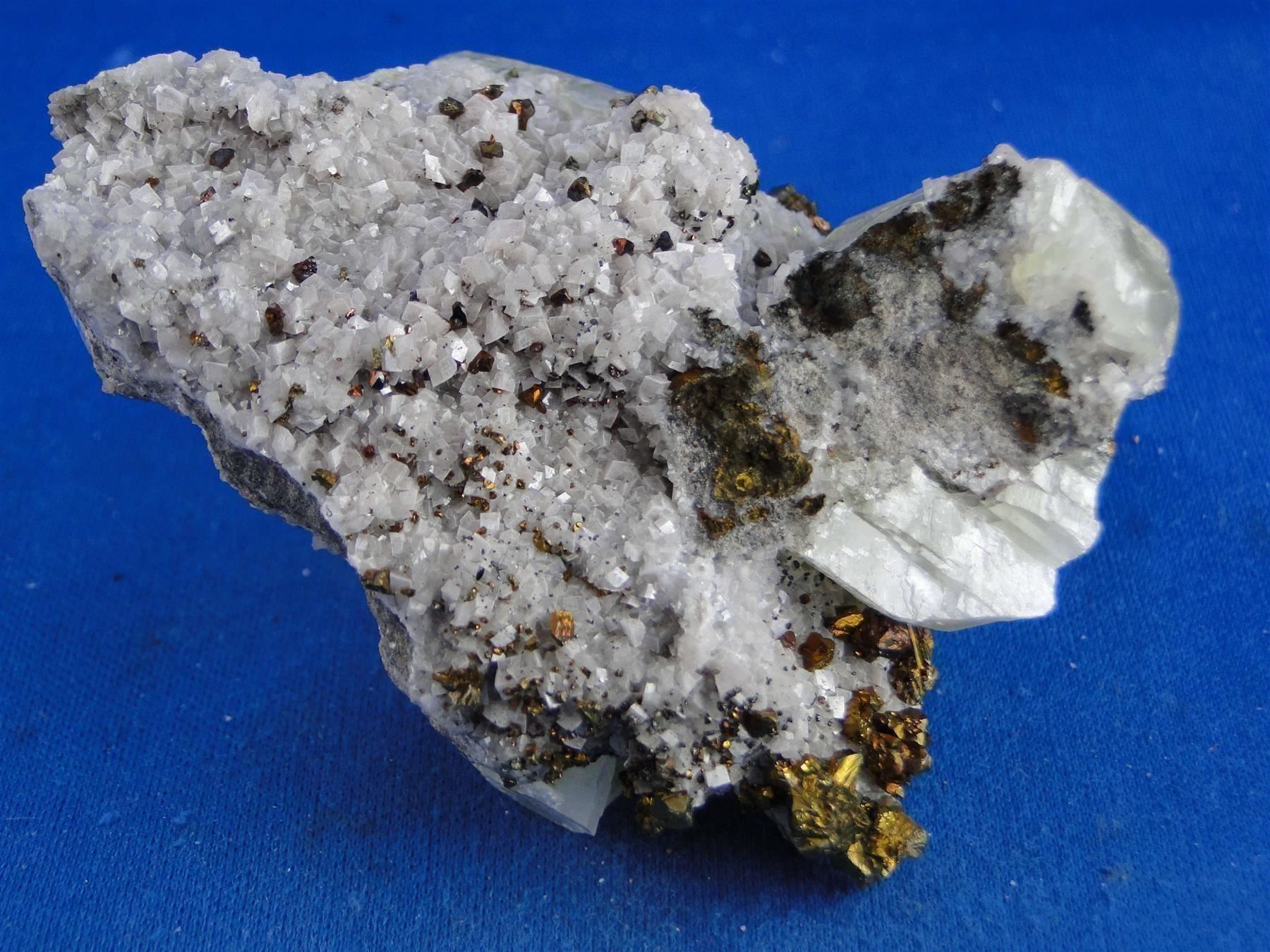 Minerali & Pietre curative: Calcit mit Chalkopyrit und Dolomit – Usato da Schinznach Bad venduto da Demerald 4