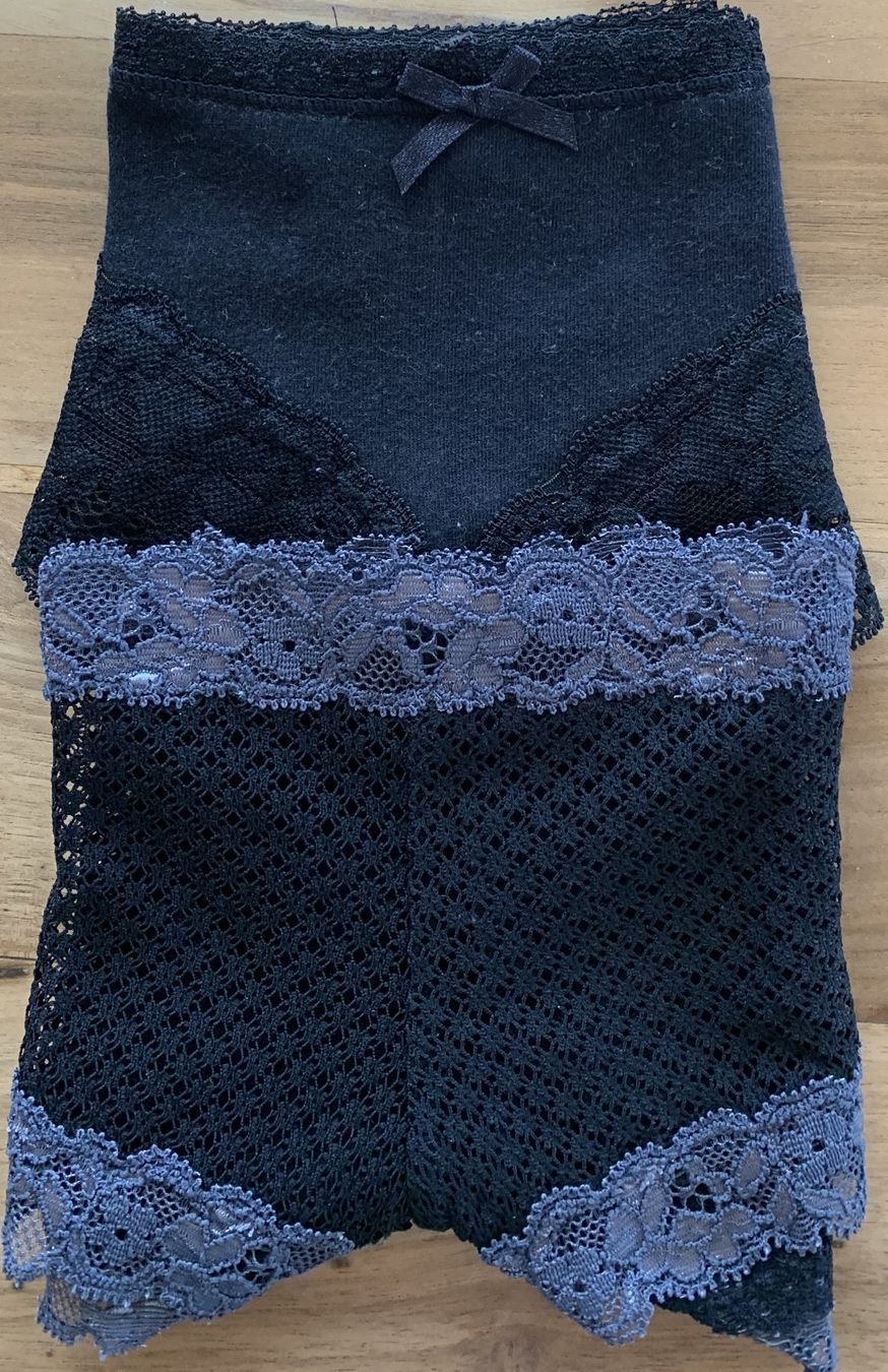 Altra biancheria intima: 2 Spitzen String, schwarz und marinefarben, Grösse S – Nuovo (secondo la descrizione) da Birsfelden venduto da Emporio82