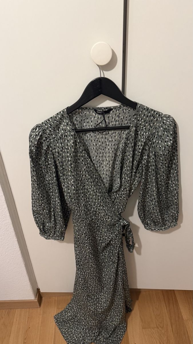 Only Kleider: Only Wickelkleid – Gebraucht aus Zürich von futbolstar