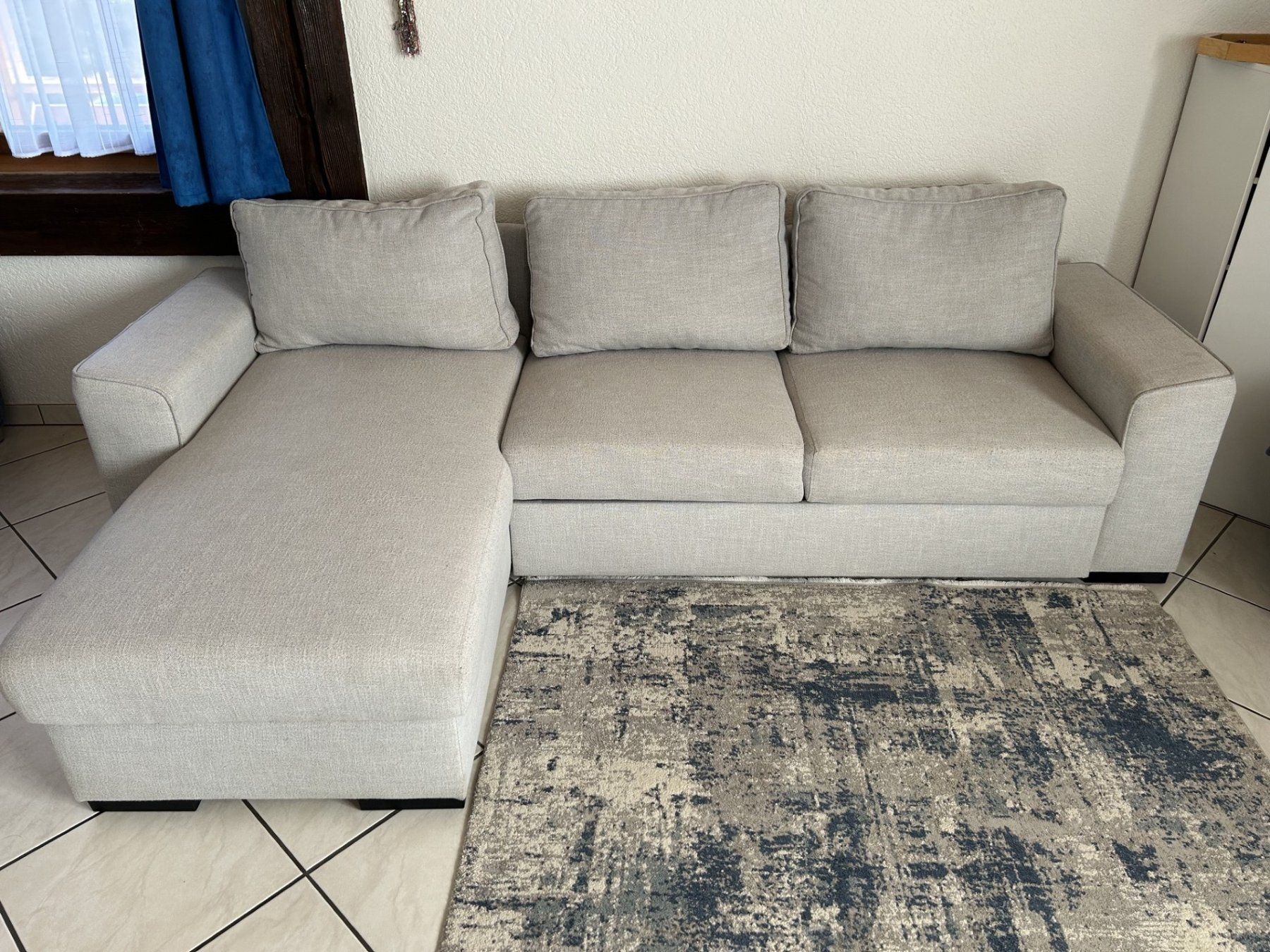 Livique Divani: Schlafsofa mit Bettkasten hellgrau Stoff gebraucht – Usato da Herisau venduto da Rakharo