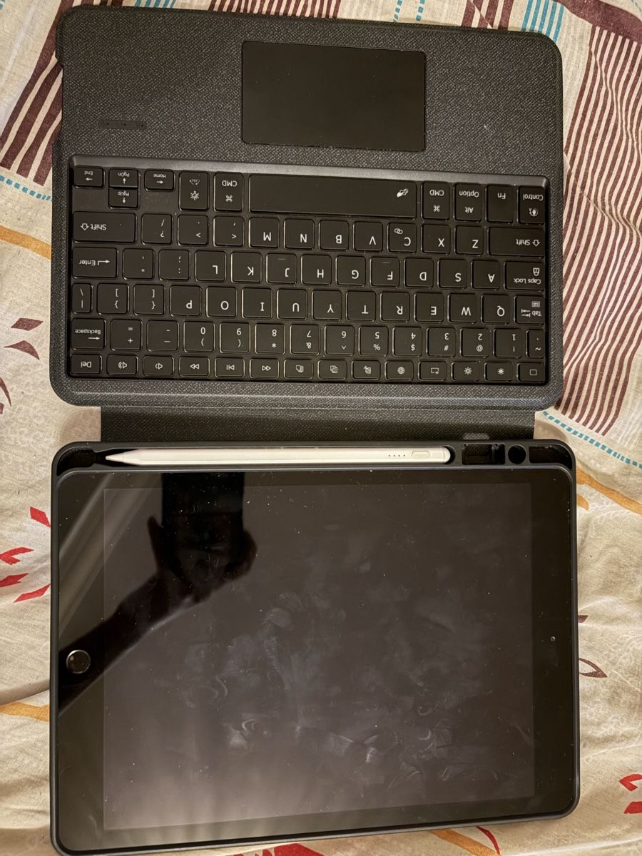 Apple Tablet PC: iPad 7th Gen 32GB Grey with Keyboard Case + Stylus – Usato da Genève venduto da jul_2fzv
