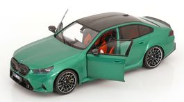 BMW M5 E90 LIMOUSINE 2025 GRÜNMETALLIC 1:18 SOLIDO