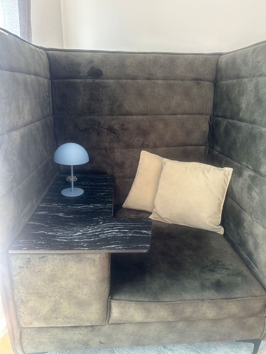 Poltrone: High-Back Office Sessel mit Tisch und Steckleiste – Usato da Luzern venduto da giugno_ 2