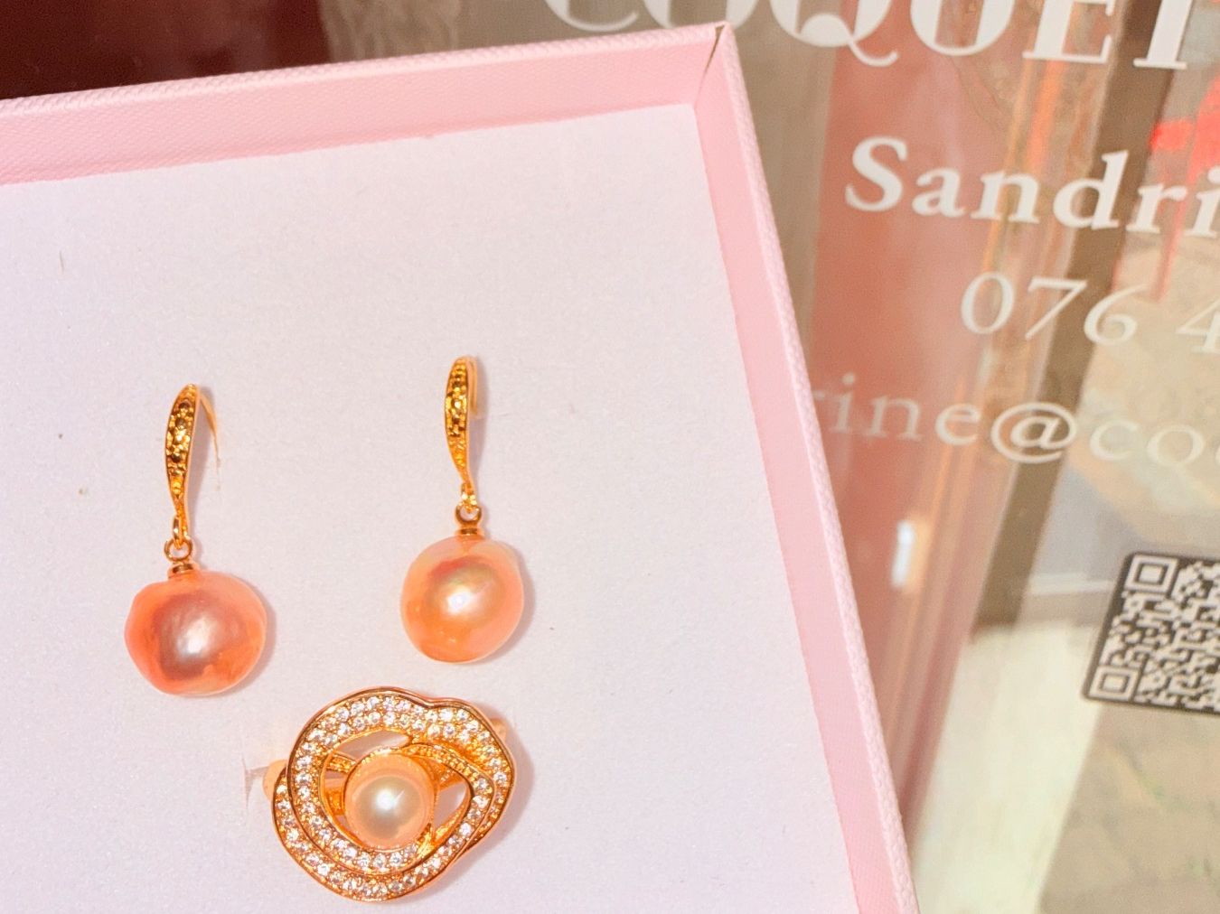 Altri gioielli: Ensemble de bijoux plaqué or avec perles roses et zircons – Nuovo e nell'imballaggio originale da St-Maurice venduto da Sandrinette123 3