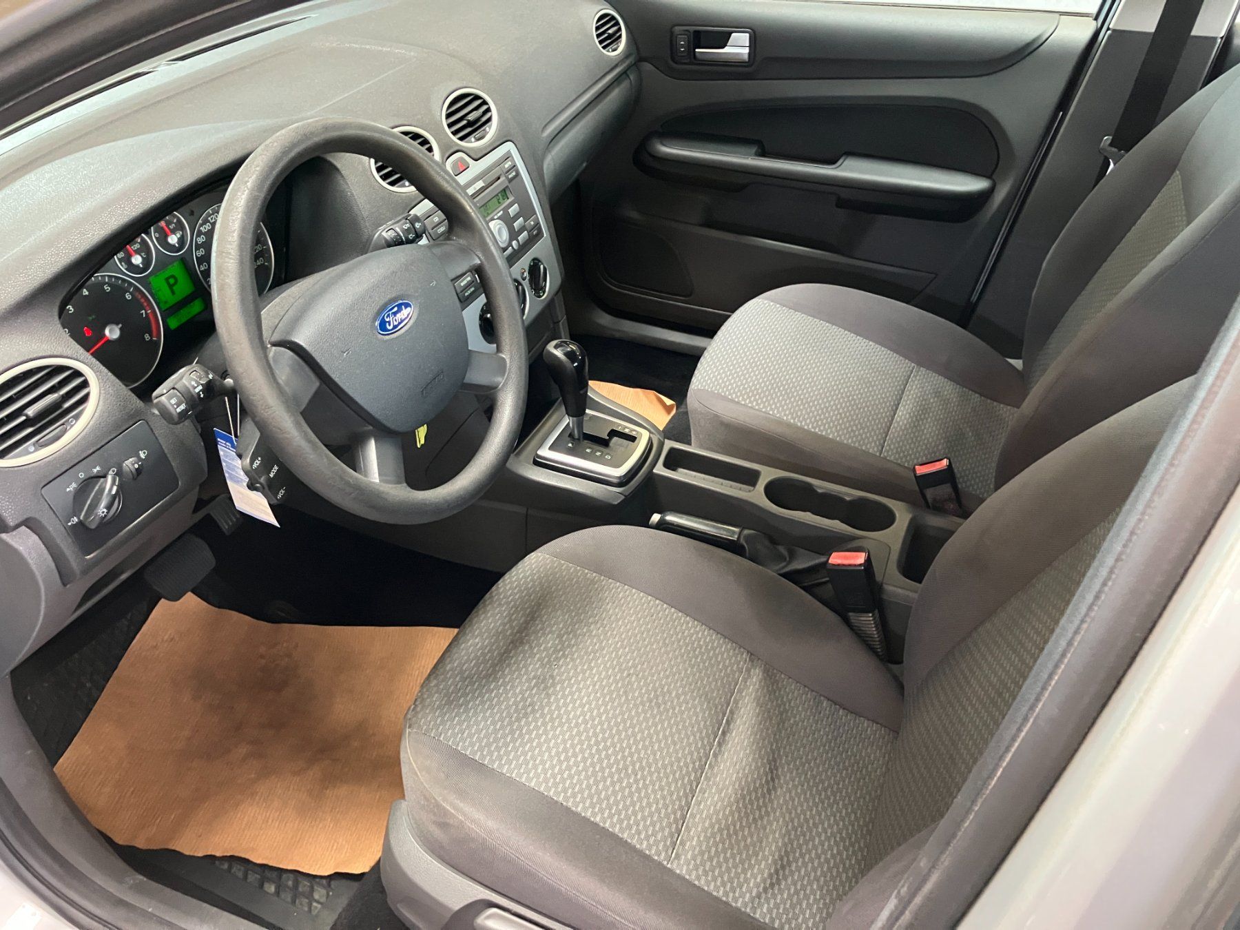Ford Autos: FORD Focus 1.6i Carving Automatic – Gebraucht aus Gampelen von Steuer0 3