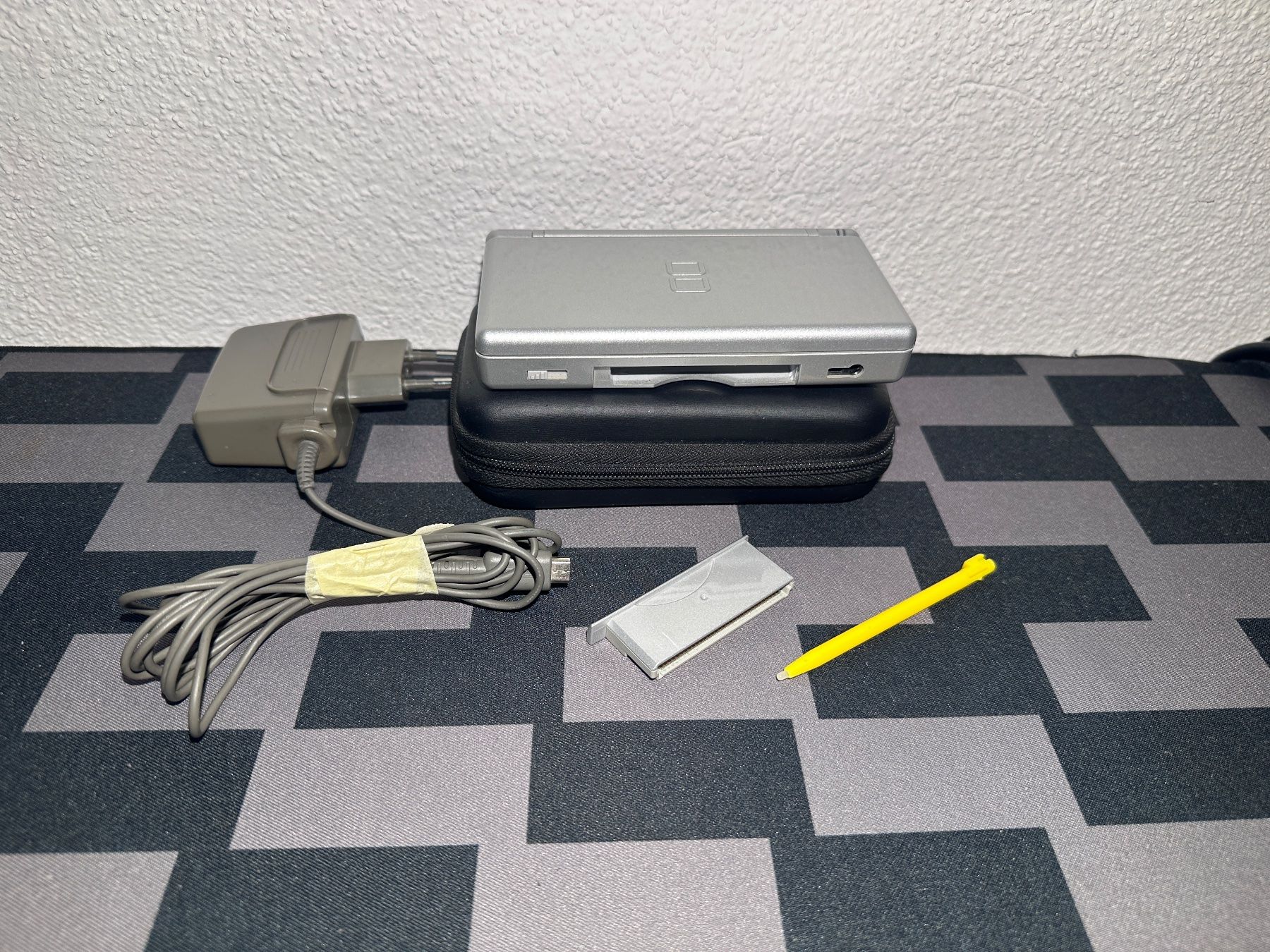 Nintendo Console: Nintendo DS Lite Silber + Ladekabel + Stift + GBA Abdeckung – Usato da Kappel SO venduto da MyFunBox