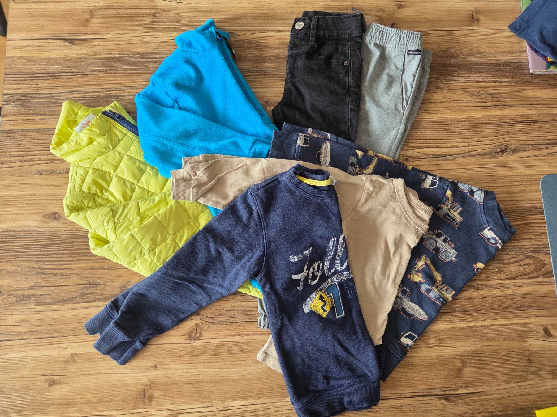 Lotti & Set di vestiti: Jungs-Set Gr. 104 Herbst / Winter – Usato da Rupperswil venduto da ecko_red