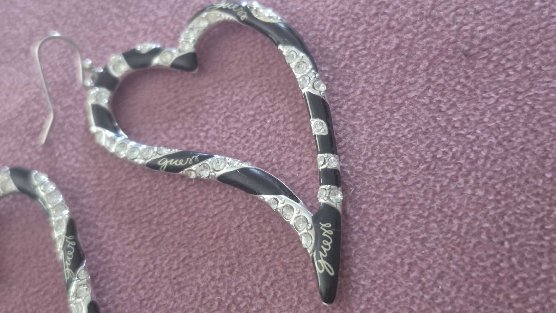 Guess Ohrringe & -stecker: Orecchini Guess a cuore neri con strass – Gebraucht aus Giubiasco von Stefaniav 1