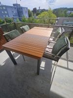 Moderner Gartentisch mit Holzplatte und schwarzem Aluminium