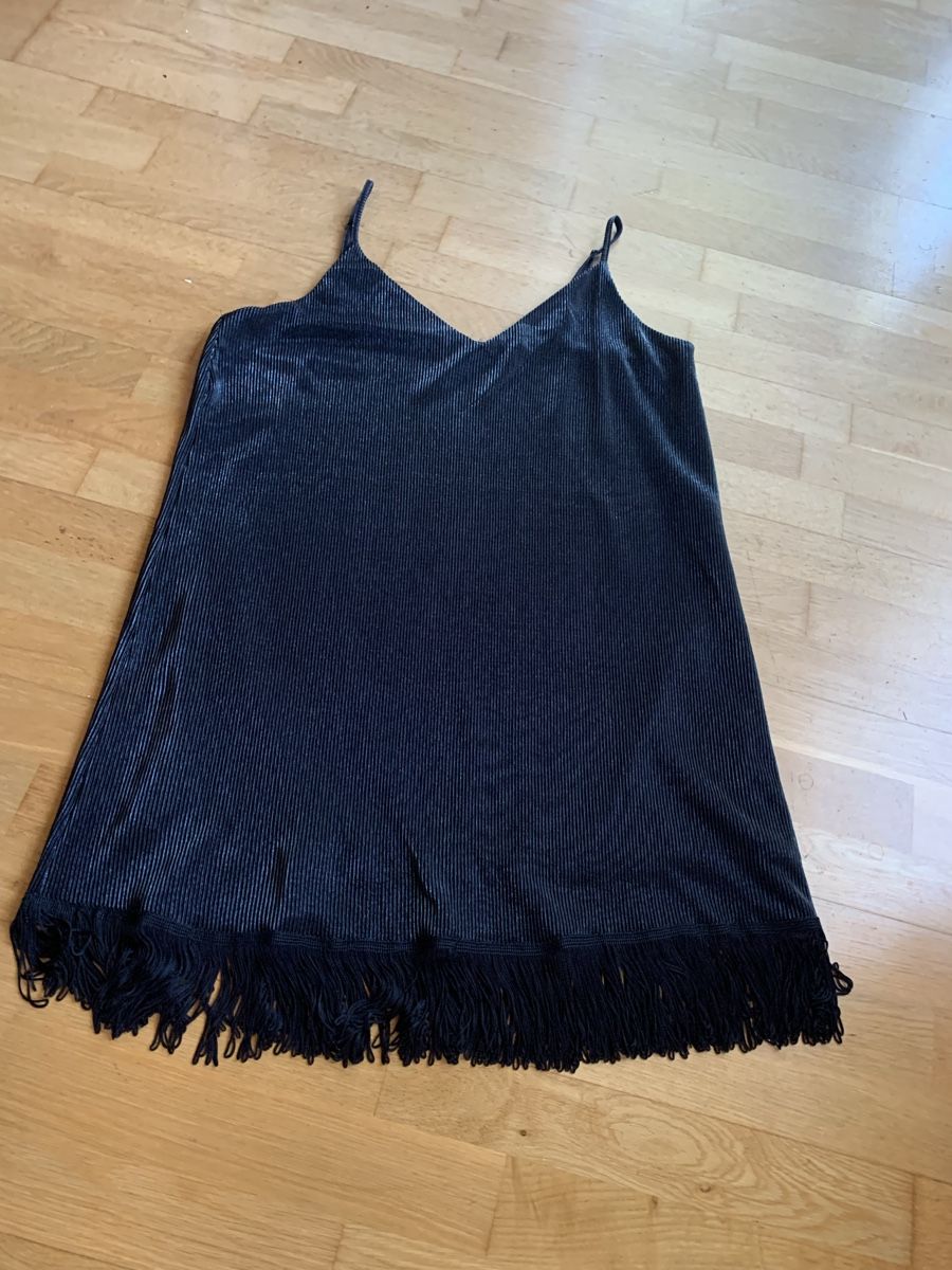 H&M Robes: Kleid schwarz mit Fransen Gr. XL   – D'occasion à Sempach par katzaana3 1