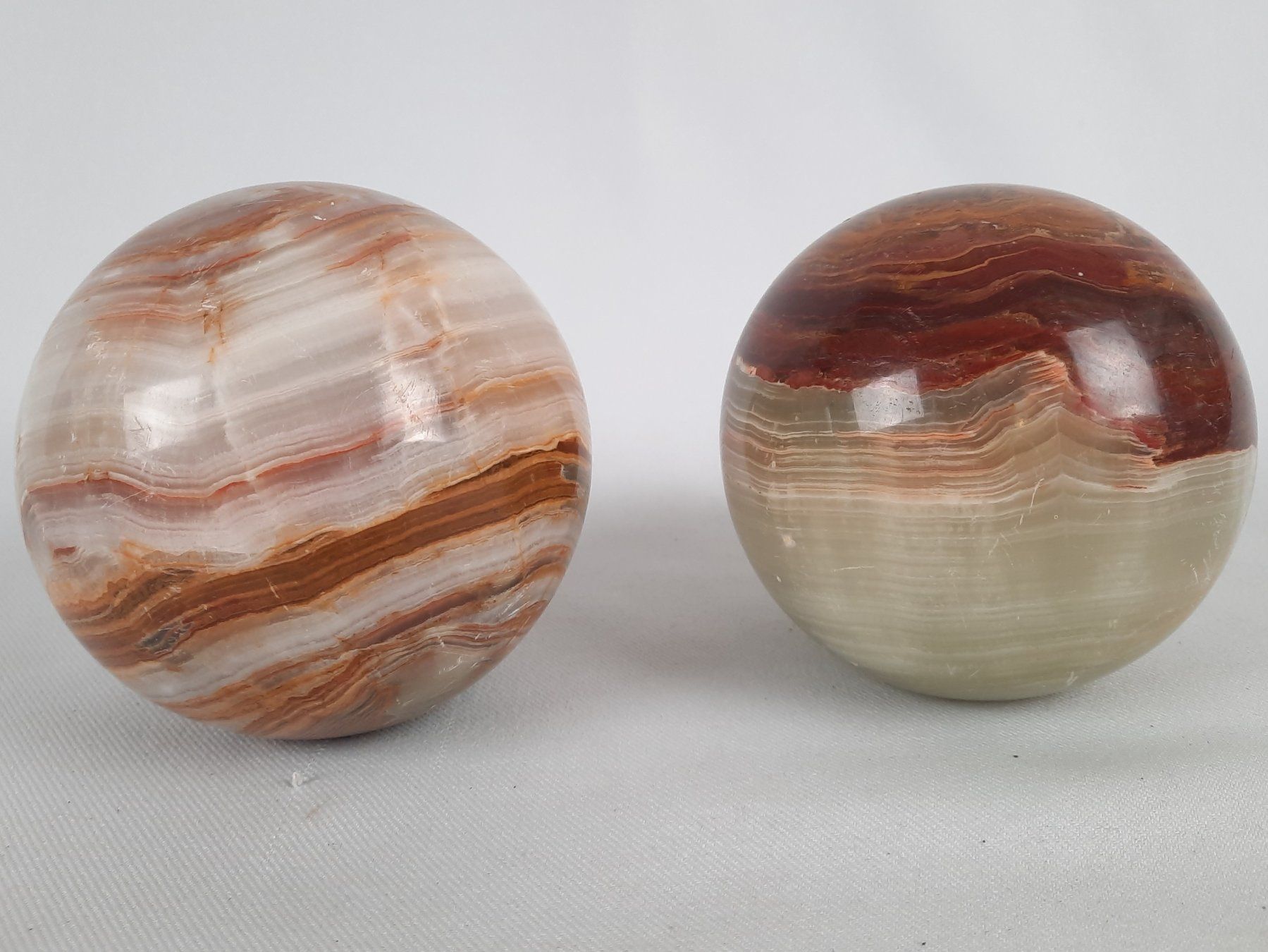 Mineralien & Heilsteine: 2 Steinkugeln – Gebraucht aus Beinwil am See von Restwert_Beinwil