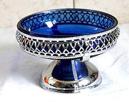 Blaue Glasschale mit Metall-Fuss