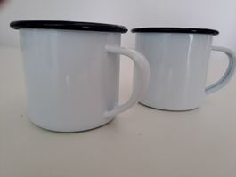 Zwei Emaille Tassen weiss/dunkelblau