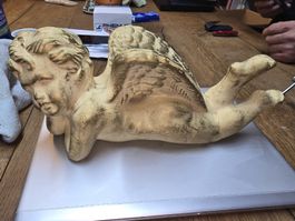 Engel Figur Keramik creme goldfarben liegend 32cm (D1)