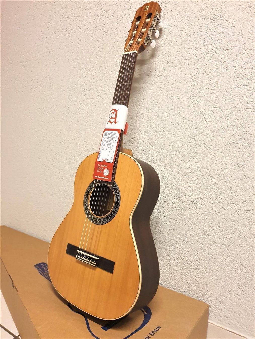 Alhambra Musikinstrumente: Kindergitarre Alhambra (1/2-tel Grösse) – Neu und originalverpackt aus Wöschnau von Musikhaus-Luethy5012