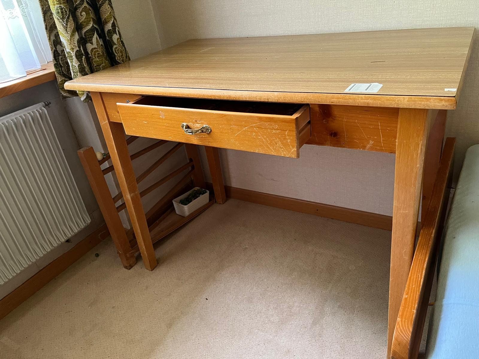 Tische: Petite table avec tiroir, idéal pour votre bureau. – Gebraucht aus Marin-Epagnier von isa2000
