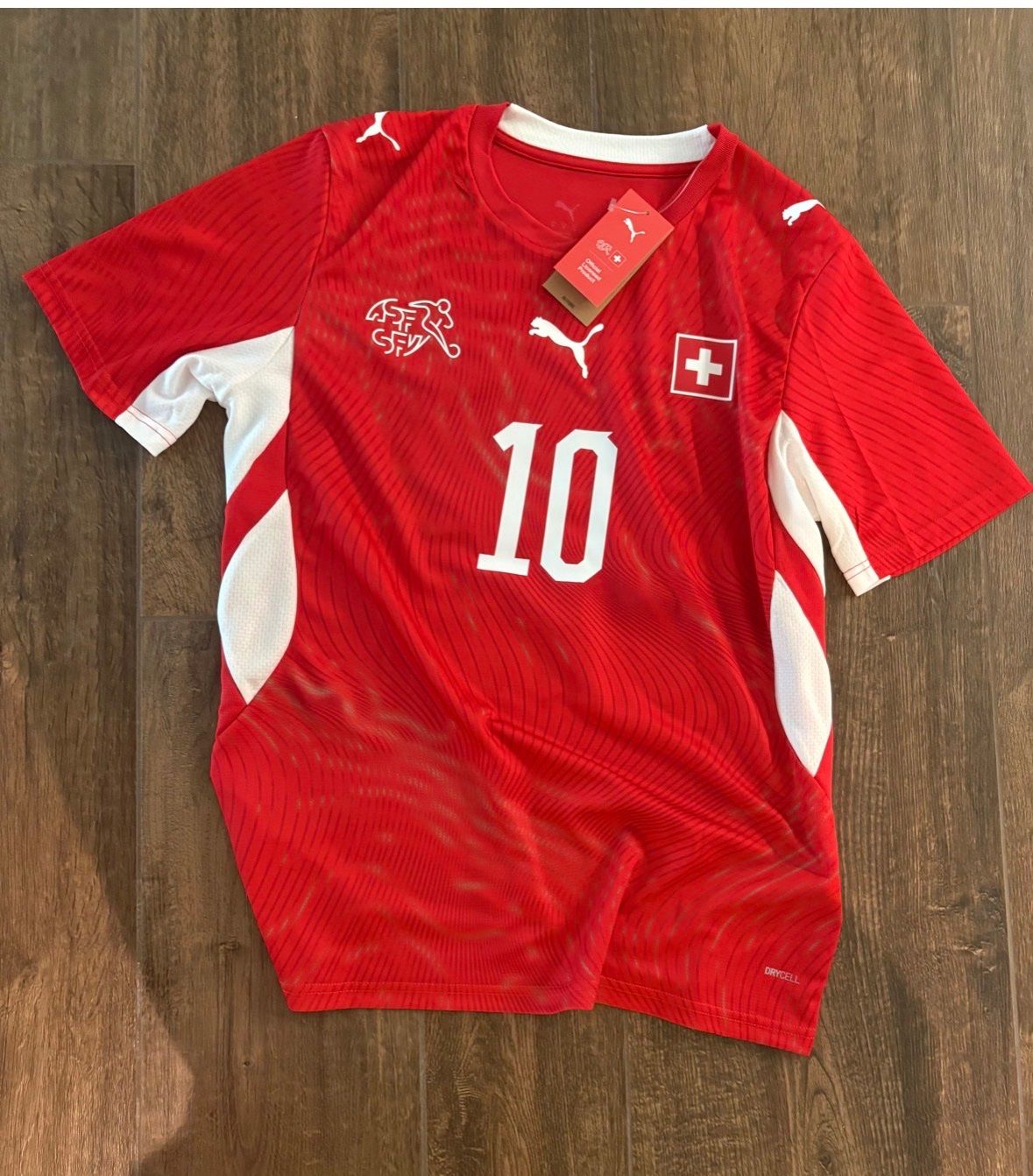 Puma Canottiere & Pantaloni: WM Trikot Schweiz 2026 Original – Nuovo e nell'imballaggio originale da Bülach venduto da sel_775n