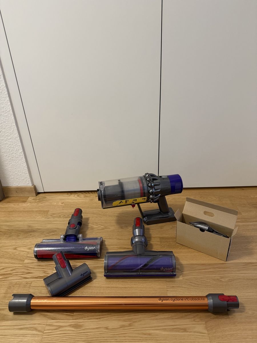 Dyson Aspirateurs & Accessoires: Dyson V10 cyclone absolute – D'occasion à Meyrin par SA_3006
