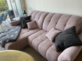 Wunderschönes Sofa in Paris Flieder inklusive 5 Kissen