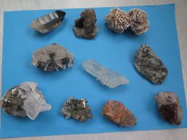 10 Mineralien, Rauchquarz, Bergkristalle, roter Calcit