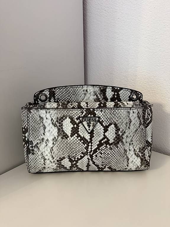 Taschen für Damen: Guess Tasche – Gebraucht aus Steckborn von chi_g9b5