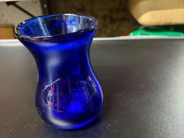kleine blaue Vase aus Glas