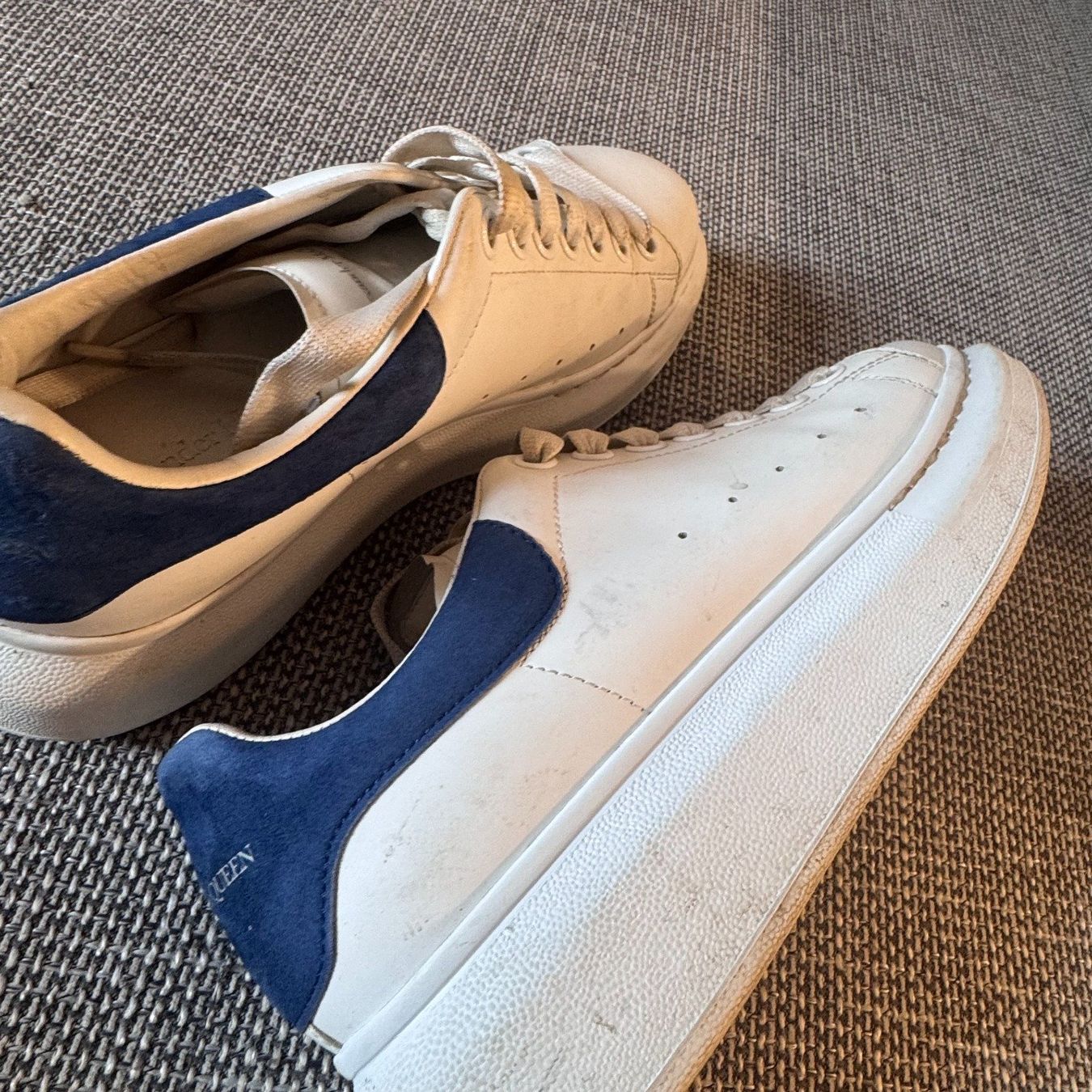 Alexander Mcqueen Scarpe da donna: Alexander McQueen white classic sneakers – Usato da St. Gallen venduto da sourced_limited 2