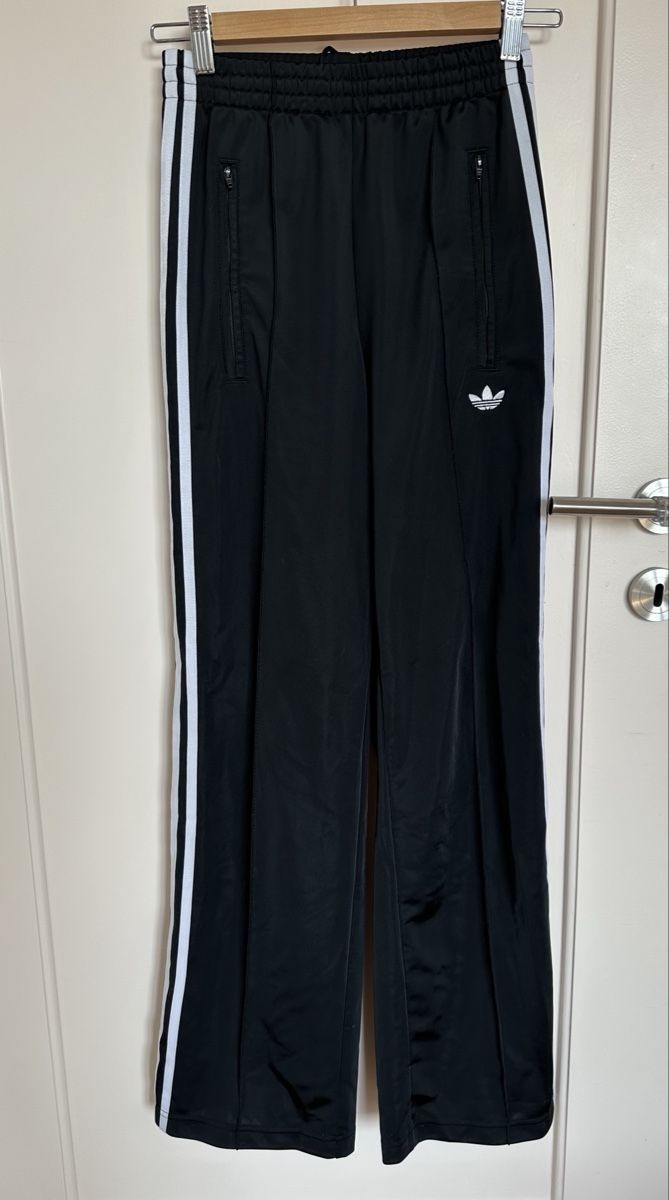 Adidas Hosen: Adidas Track Pants Black White Stripes  – Gebraucht aus Orvin von mboder