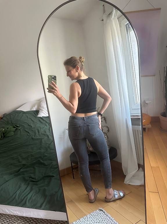 Jeans: Bequeme dunkelgraue Jeans in Grösse M – Usato da Luzern venduto da dariajenni 1