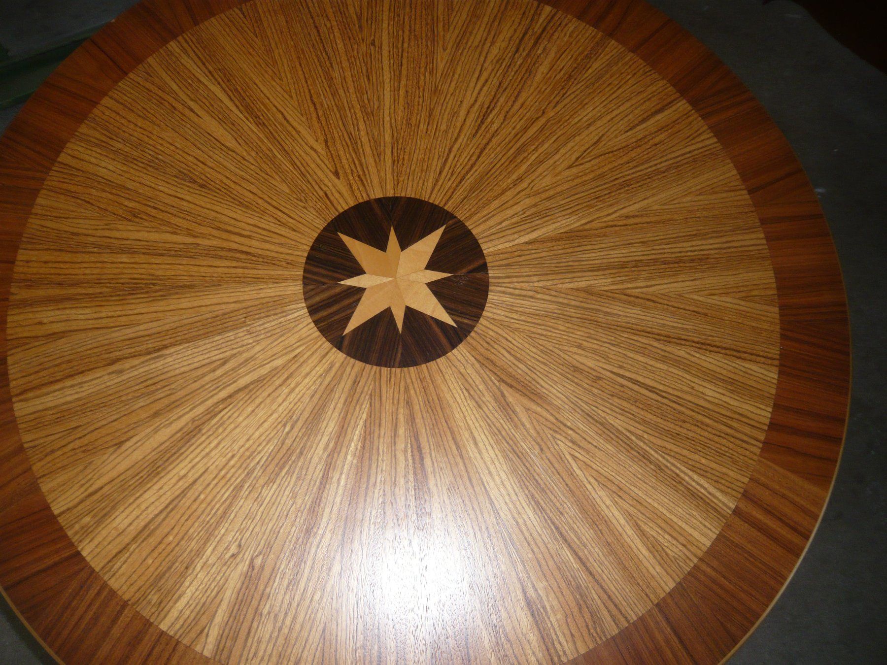 Tavoli: runder Holz Tisch mit Intarsienarbeiten – Usato da Ruggell venduto da Btt 1