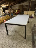 Schreibtisch mit weisser Platte und schwarzen Beinen