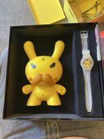 Kidrobot for Swatch figurine jaune et montre neuve