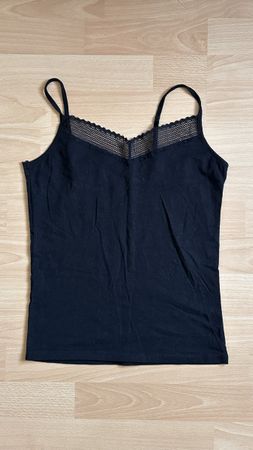 Schwarzes Top mit Spitze