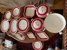 Service de table complet en porcelaine rouge et or 12 pers.