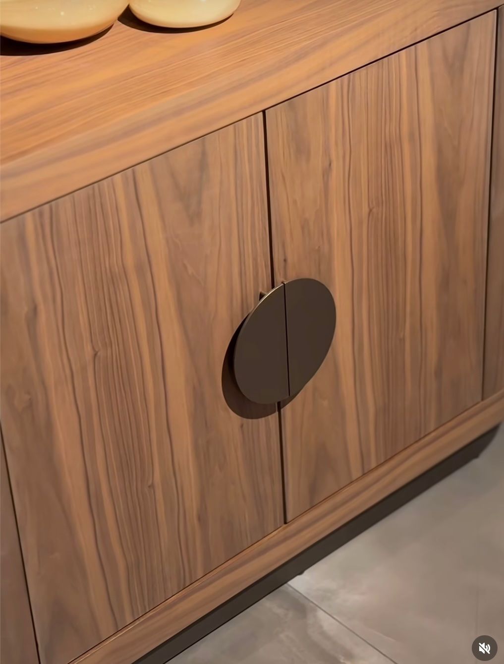 Armadi: RICHMOND INTERIORS** Display cabinet Windsor walnut – Nuovo e nell'imballaggio originale da Ruswil venduto da Miami-2026 1