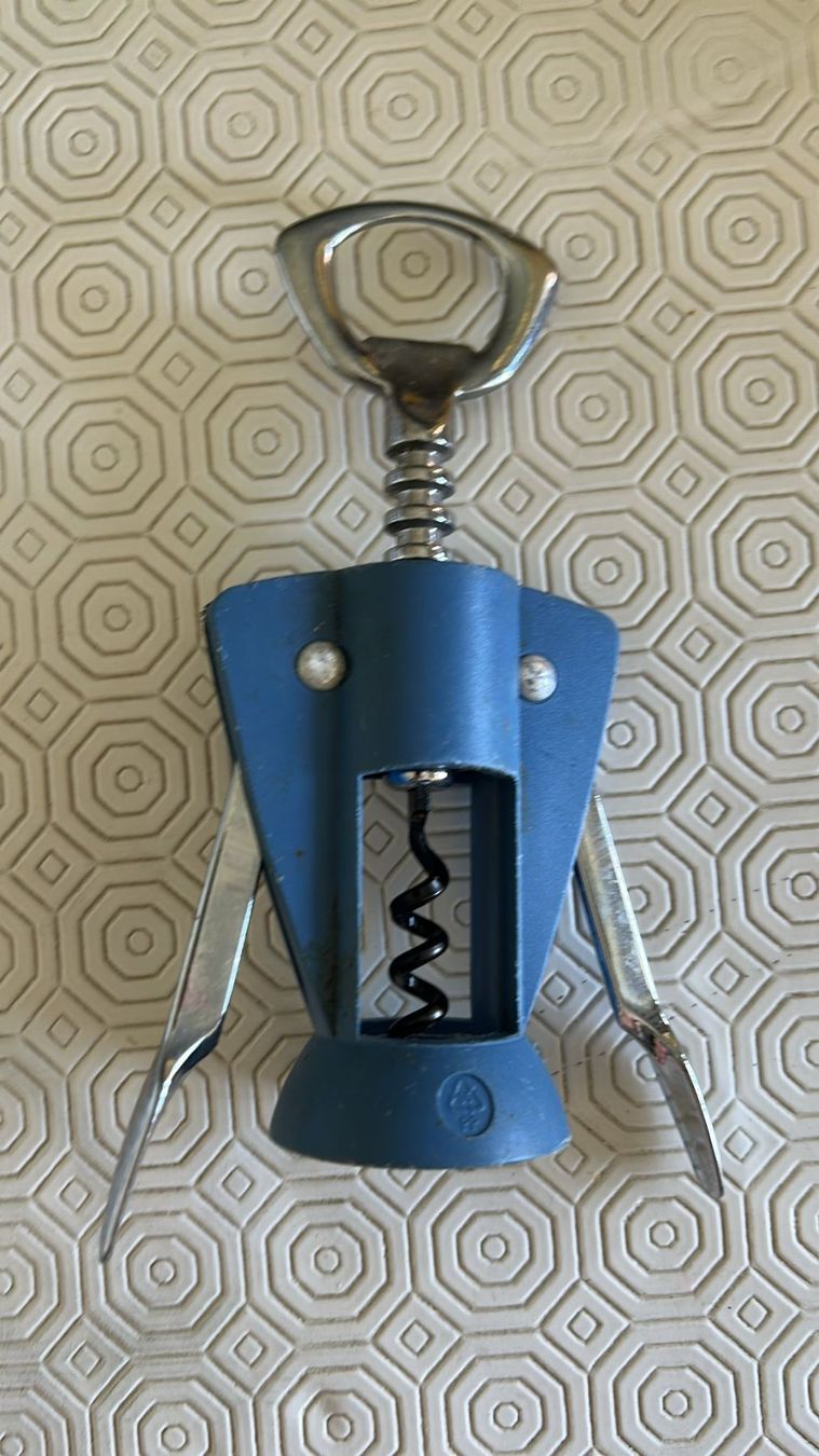 Apribottiglie & Tappi per chiusura: Cavatappi azzurro – Usato da Melano venduto da H-Sara