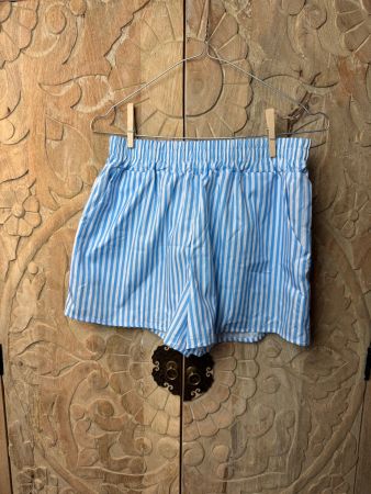 Sommerliche, gestreifte Shorts in Hellblau/Weiss, Gr. S