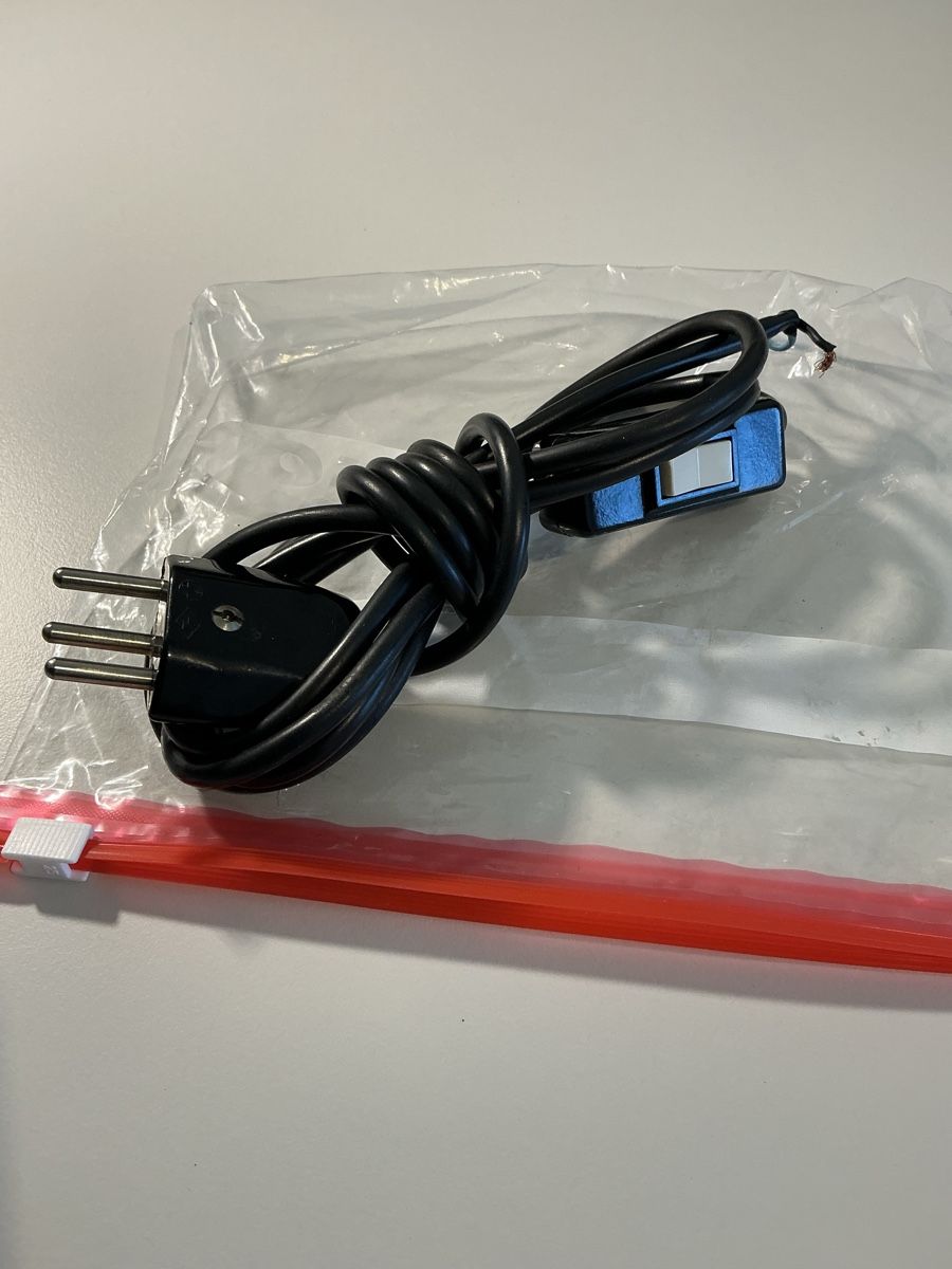 Câbles: Stromkabel mit Schalter 230V CHF Stecker neu – D'occasion à Steffisburg par NeriElektro