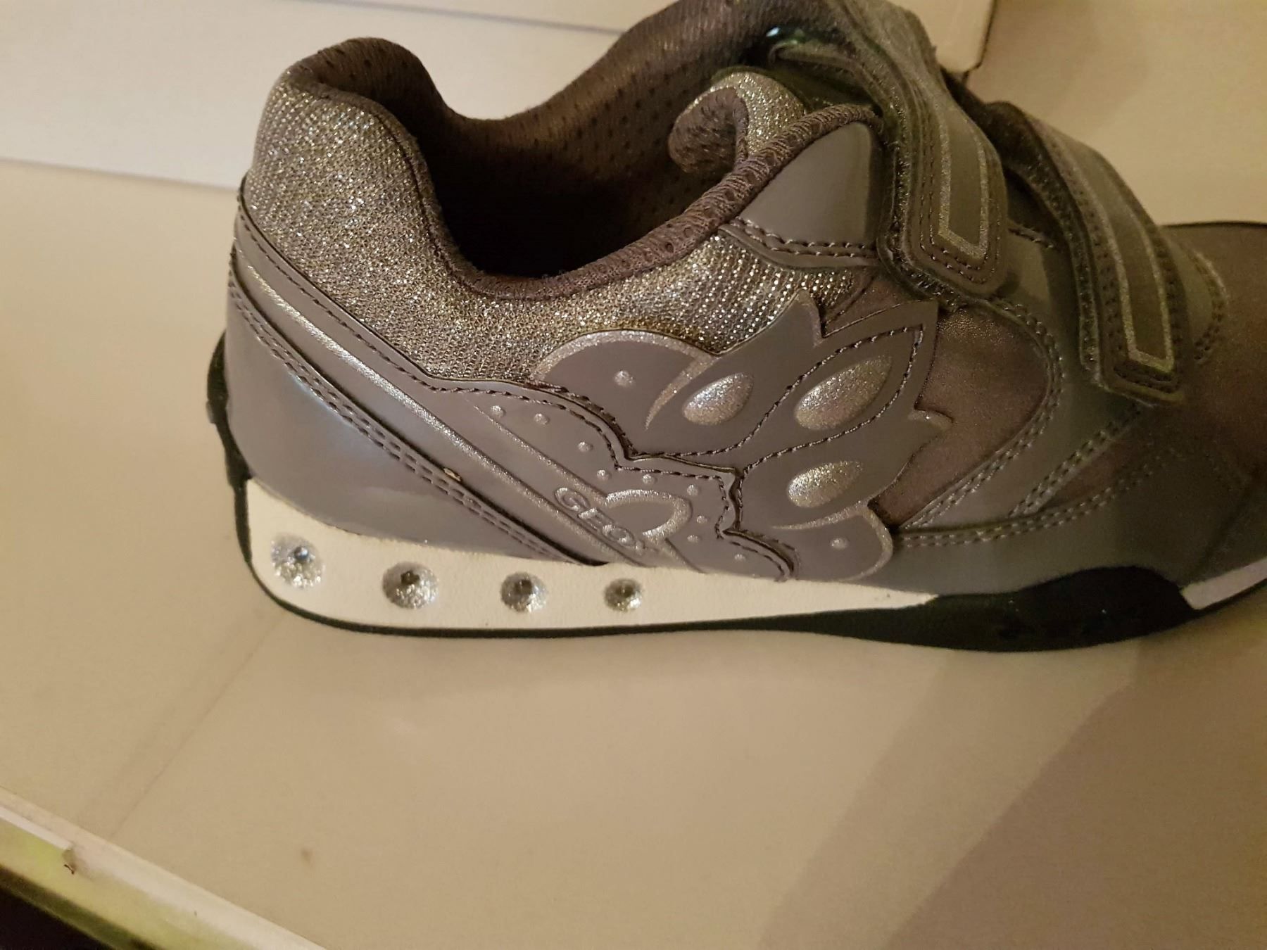 Geox Chaussures filles: Geox Sneaker mit Blinklicht Gr.35 – Neuf avec emballage d'origine à Reinach AG par innamac 5